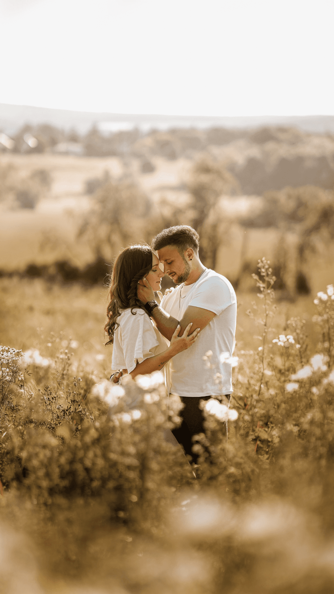 Glückliches Paar auf Feld fotografiert