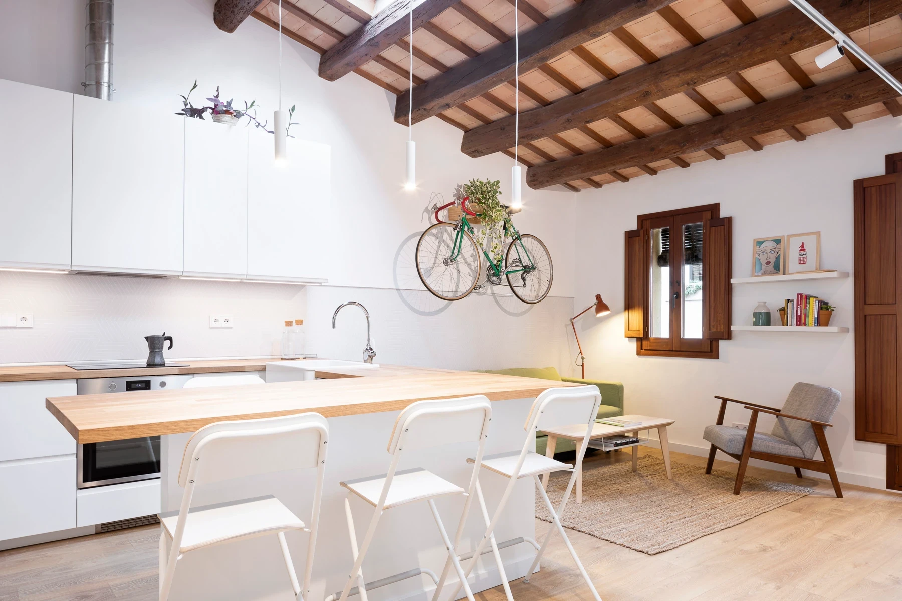 Architecture d'intérieur, cuisine et salon ouverts, poutres bois apparentes, vélo suspendu