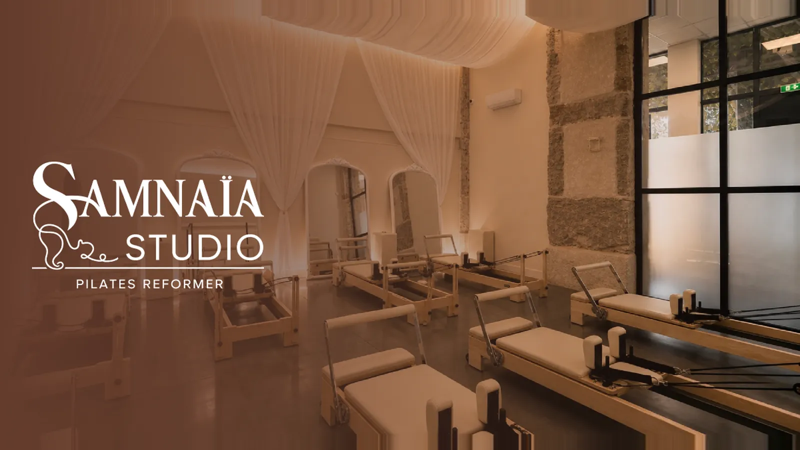 Intérieur lumineux de Samnaïa Studio à Saint-Chamond avec plusieurs machines de Pilates Reformer et le logo du studio.
