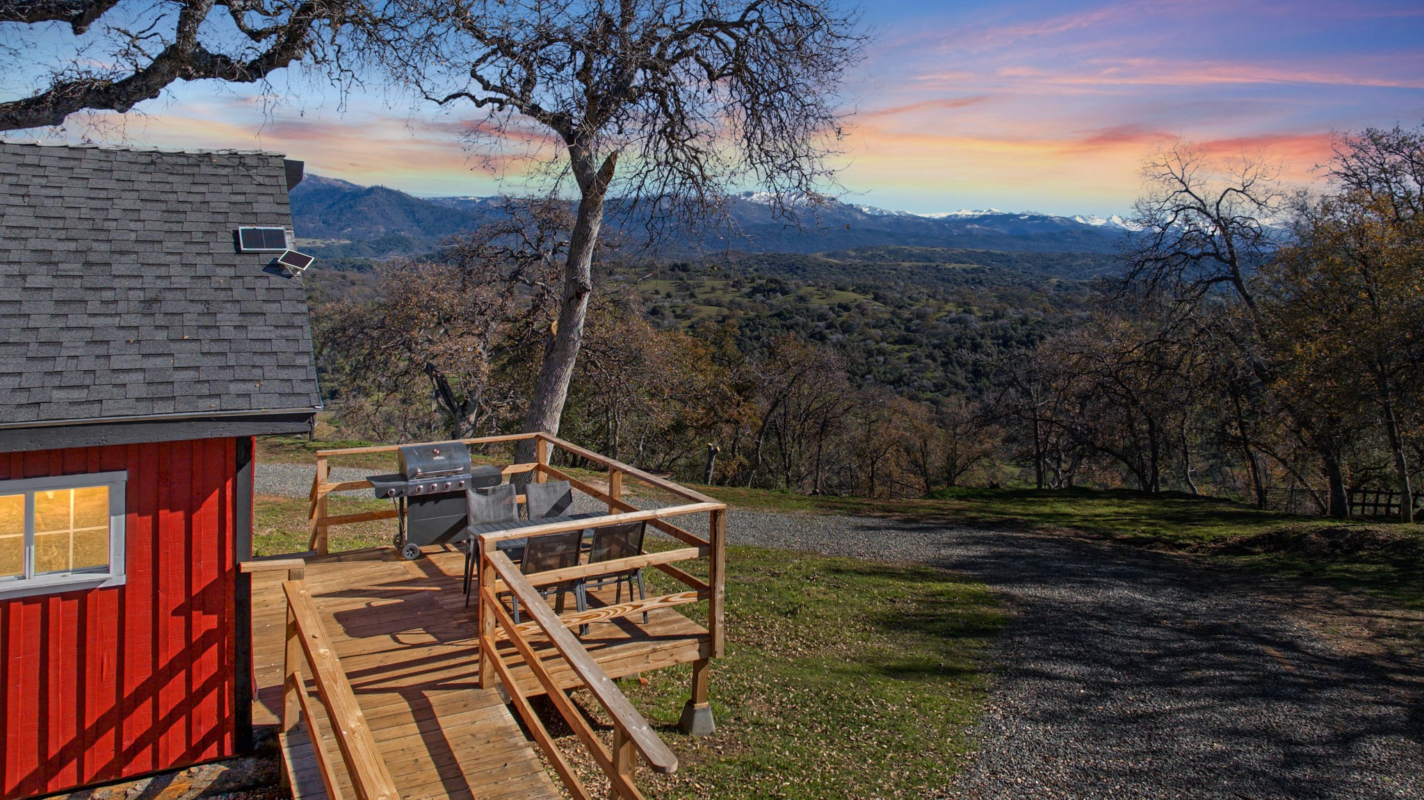 Image of chalet next to mountains