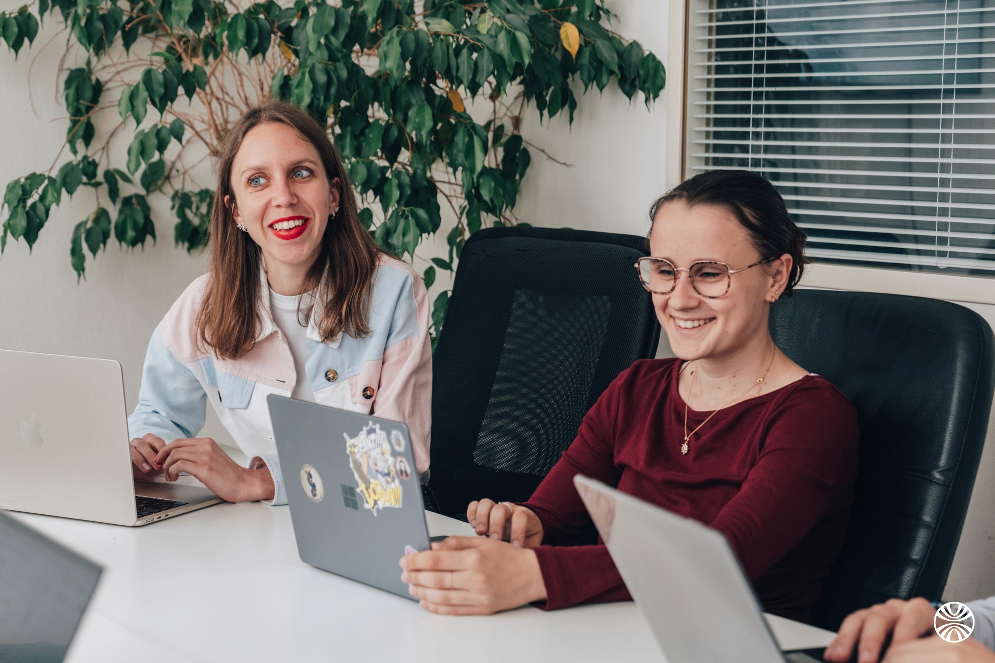 Photo de Virginie et Lou souriantes en réunion