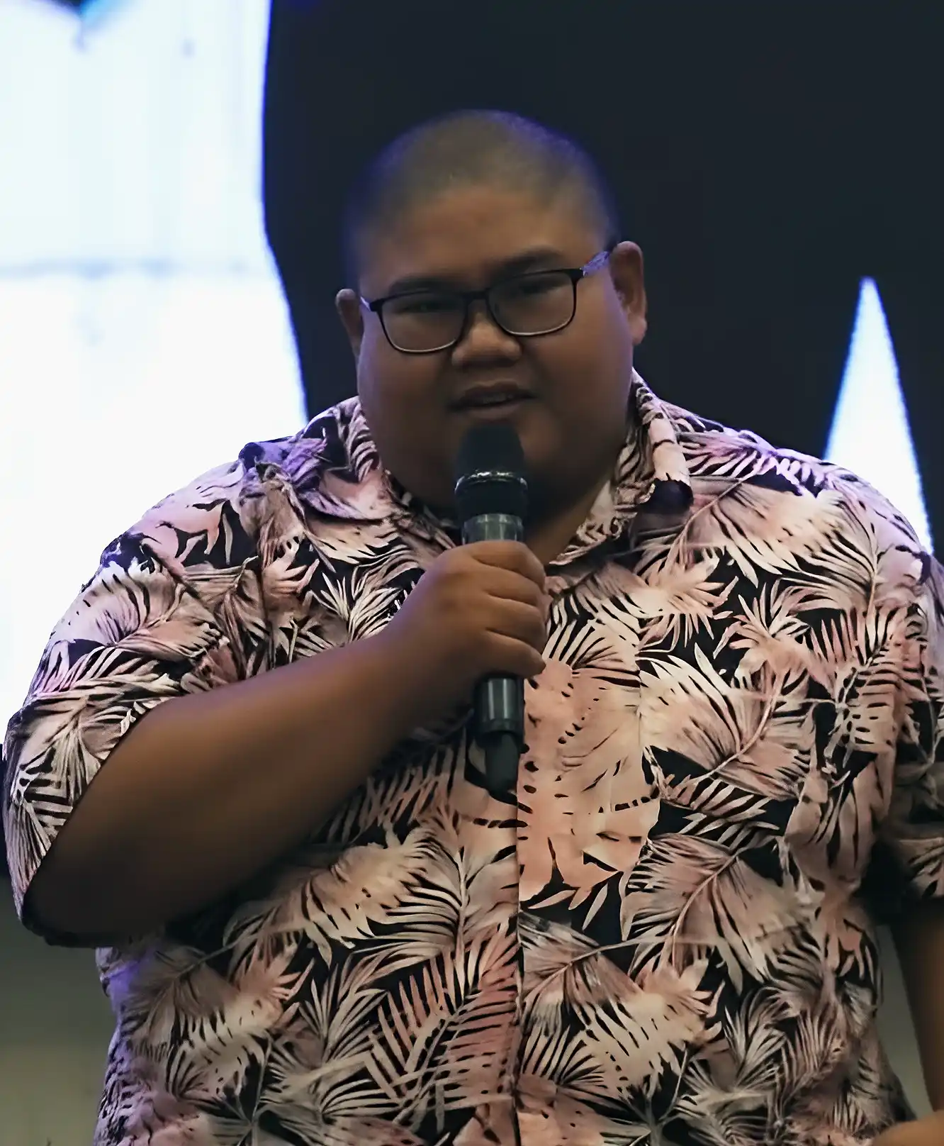 Ustaz Anwar, seorang guru KAFA, sedang berkongsi kisah kejayaan pulih daripada masalah jantung lemah selepas mengamalkan air Kangen Water di atas pentas.