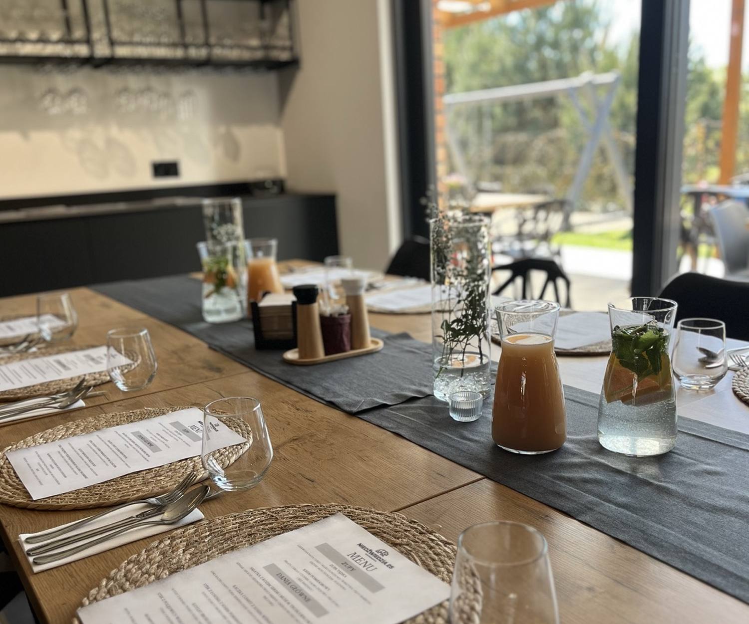 Lunch z kontrahentem w restauracji pod Poznaniem – przygotowany stół w Niedźwiedziej 25