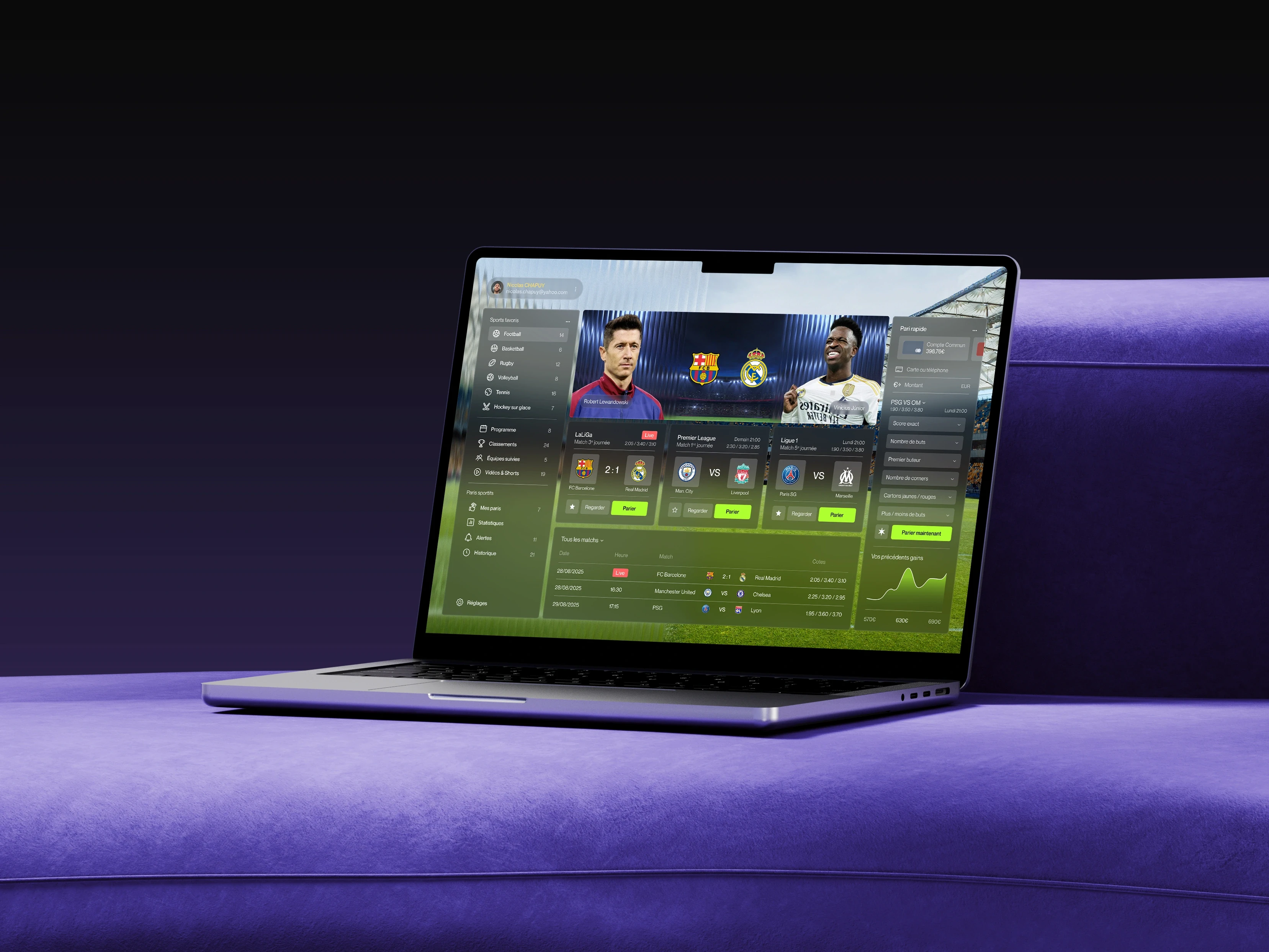 Un ordinateur portable affichant une interface de paris sportifs est posé sur un canapé violet.