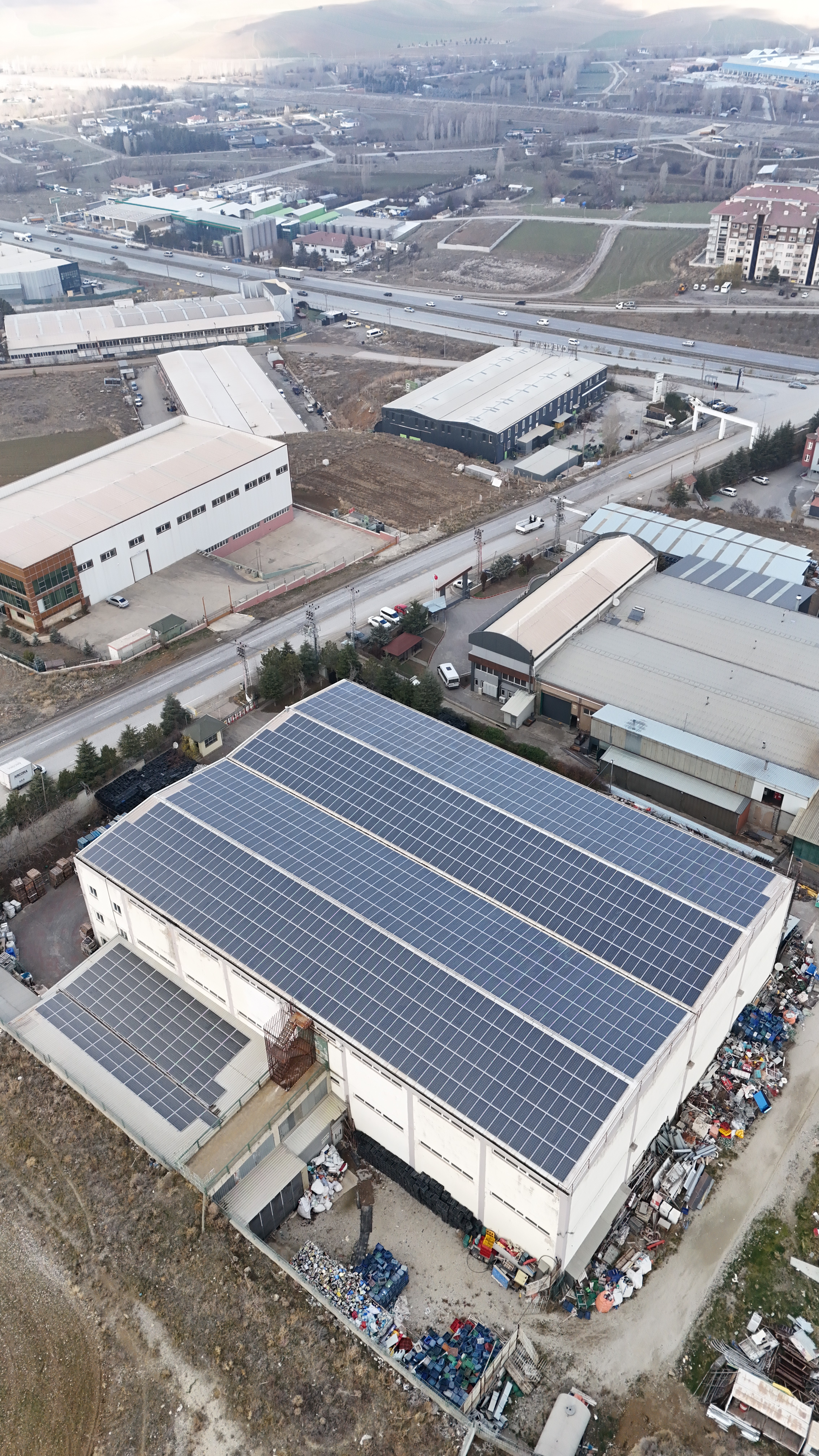 Geniş depolama alanları ve planlı yapısıyla operasyonel süreçlerin merkezi.