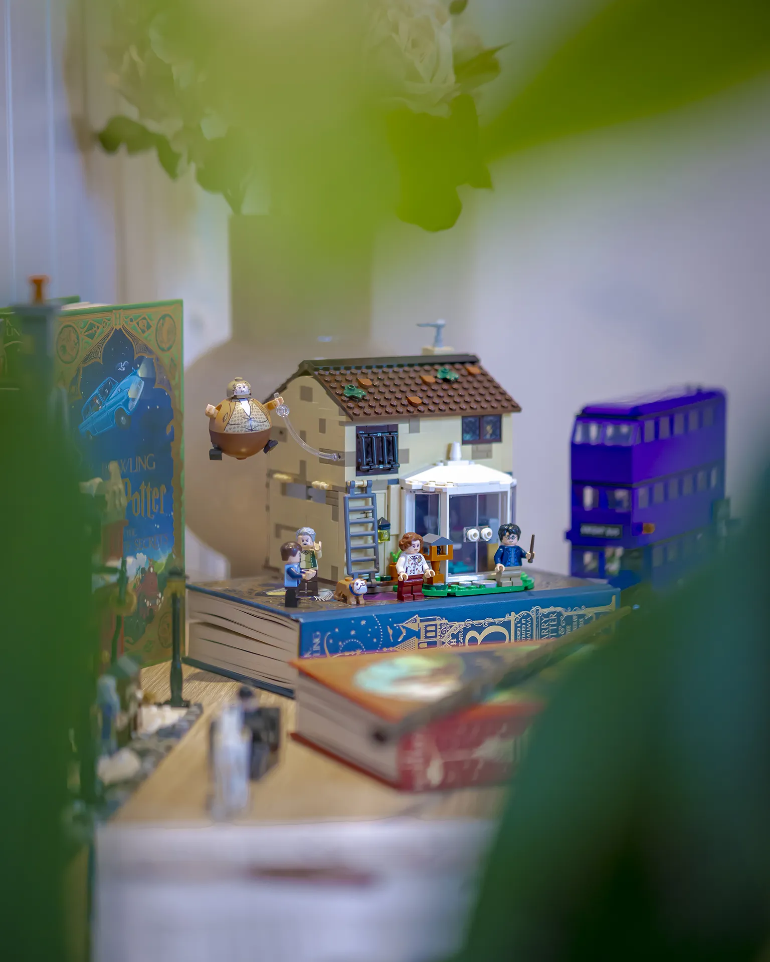 LEGO Harry Potter modell av huset i Hekkveien med Harry og familien Dumling, utstilt sammen med Fnattbussen og Harry Potter-bøker