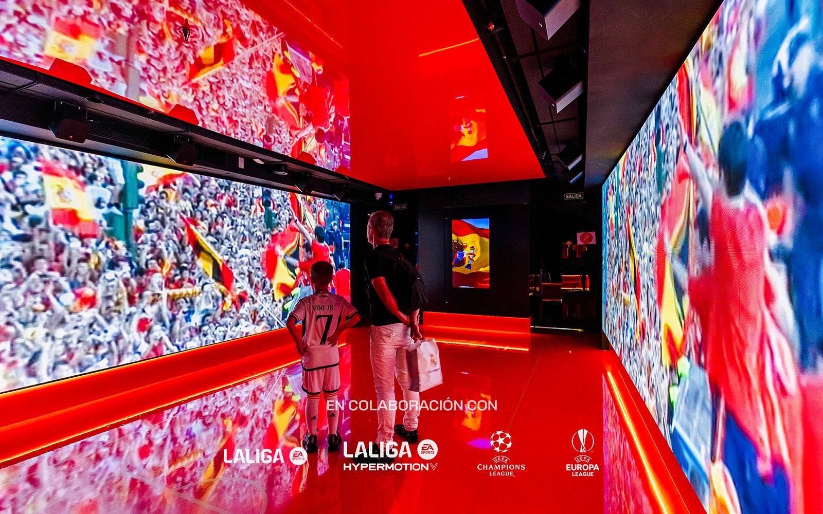 参观者在传说：足球之家博物馆观看足球展览。