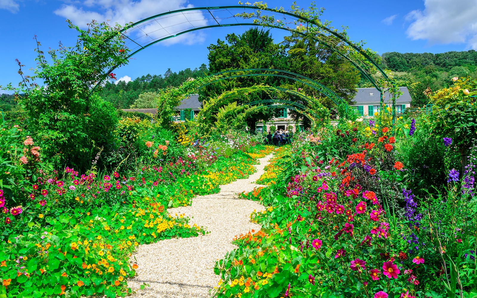 通往吉维尼充满活力的花园小径，引领您到达莫奈的故居，这是凡尔赛和吉维尼游的一部分。