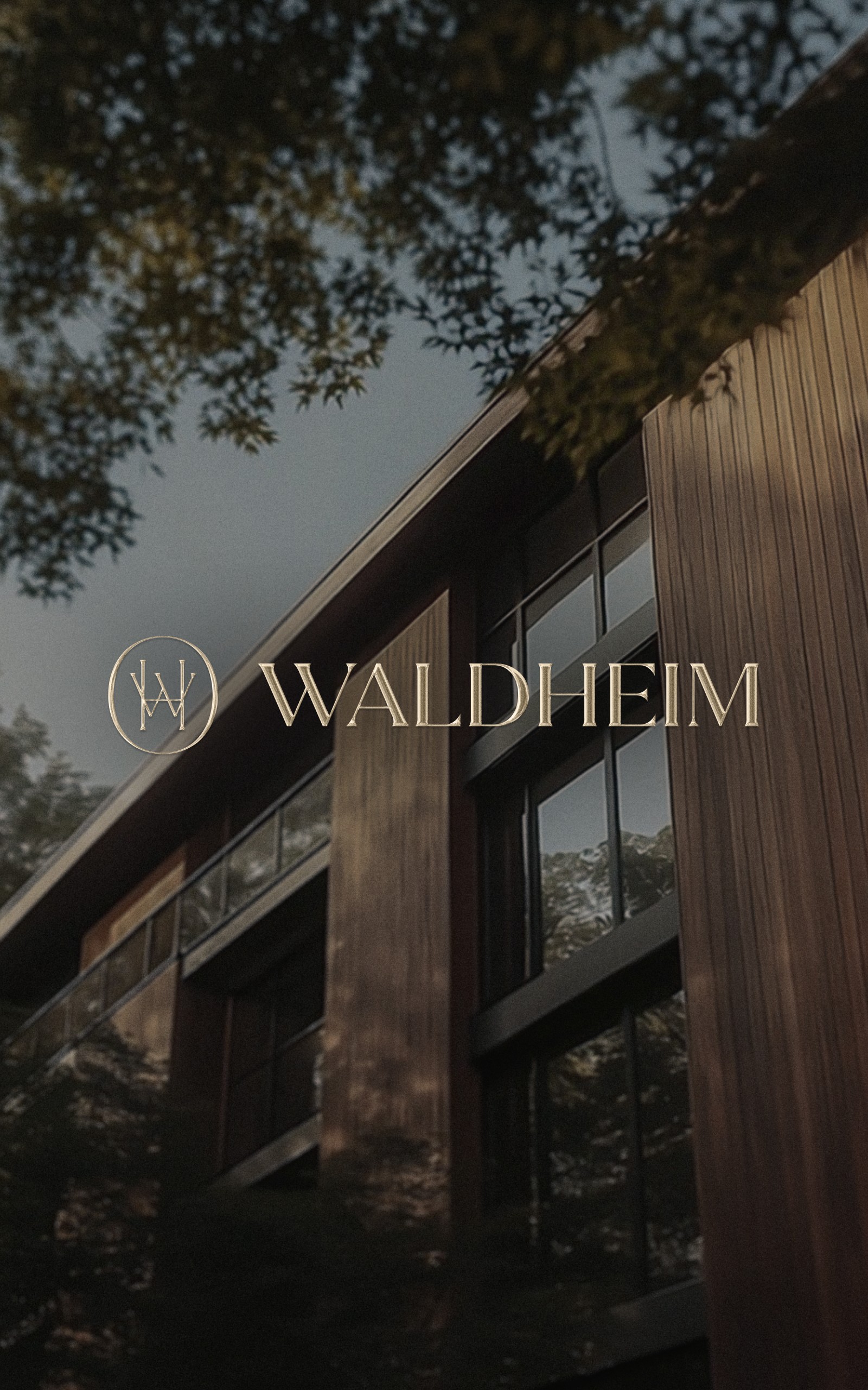 Fachada de madeira com logotipo da marca Waldheim centralizado.