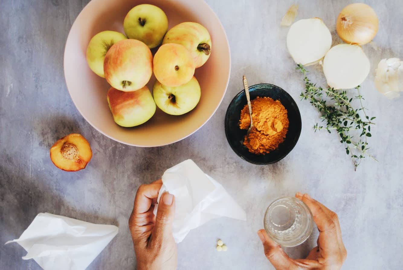 Variety of natural antihistamine foods including apples, turmeric, ginger, and leafy greens