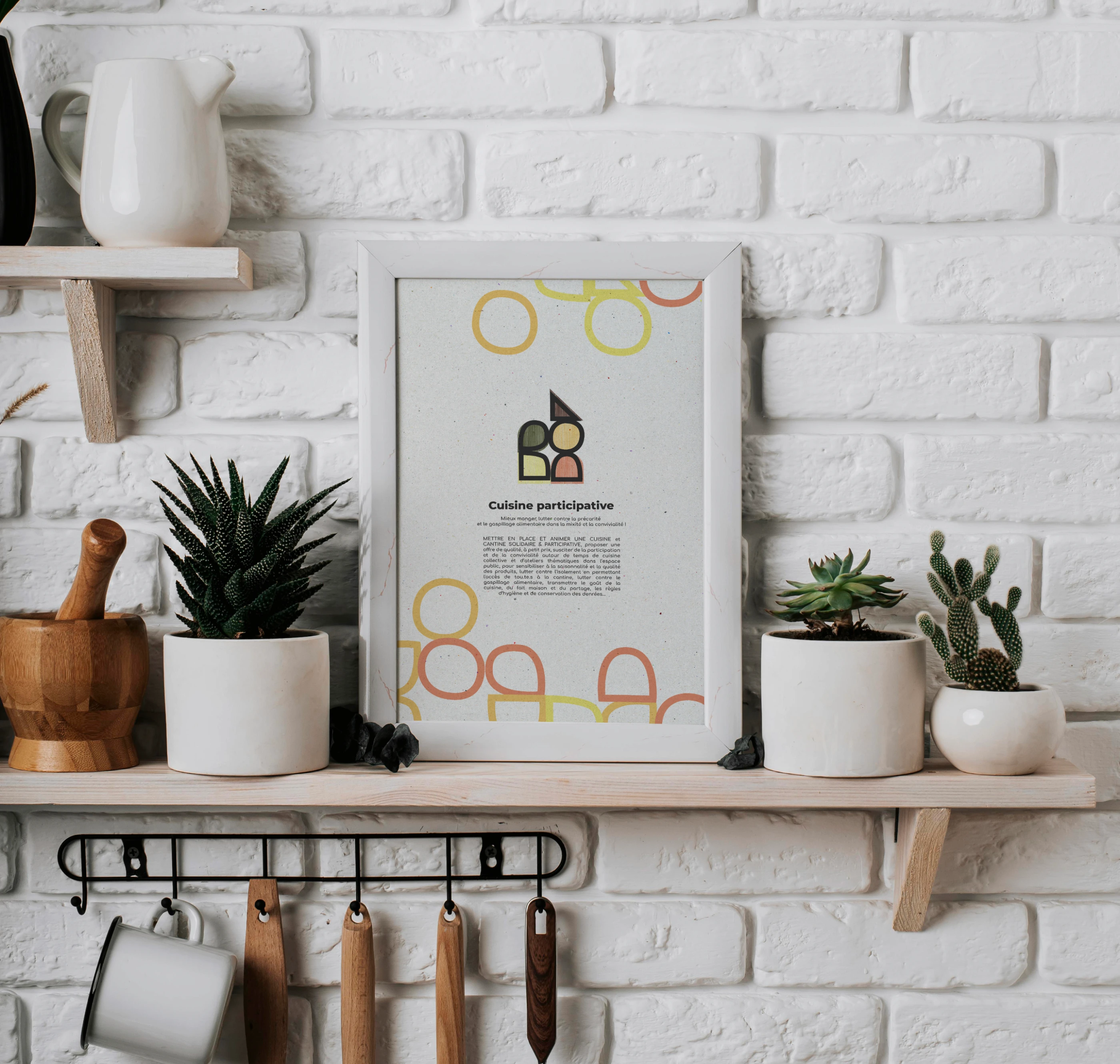 Mise en situation d'une affiche pour la cuisine participative Toi(t) pour tous.tes. Signalétique pour lieu de vie solidaire.