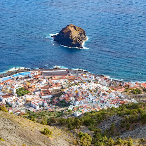 テネリフェ：サン・セバスティアン・デ・ラ・ゴメラでのマスカ入場券付きアイランドツアー