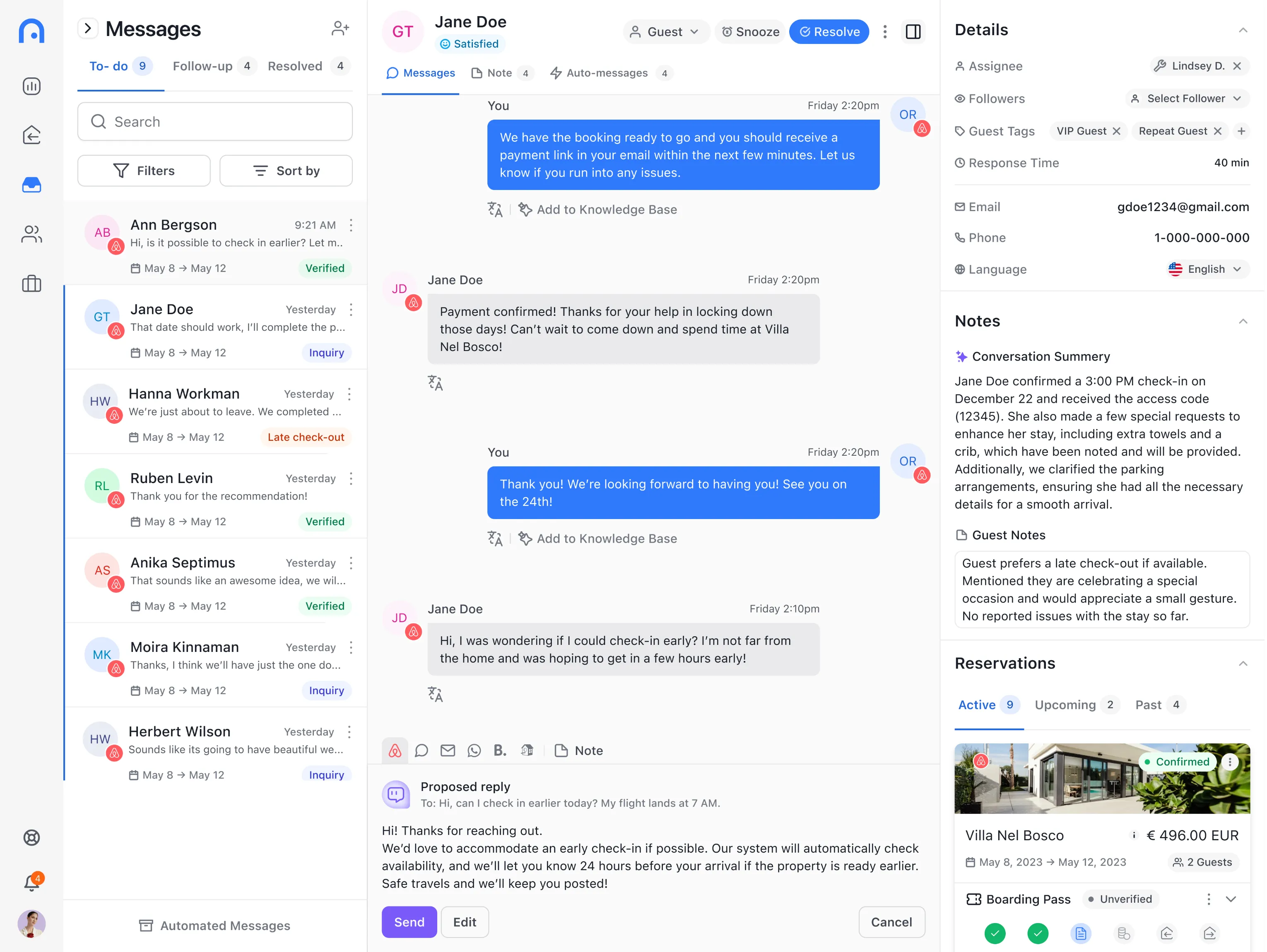 Conversation avec un invité avec une réponse proposée dans la boîte de message