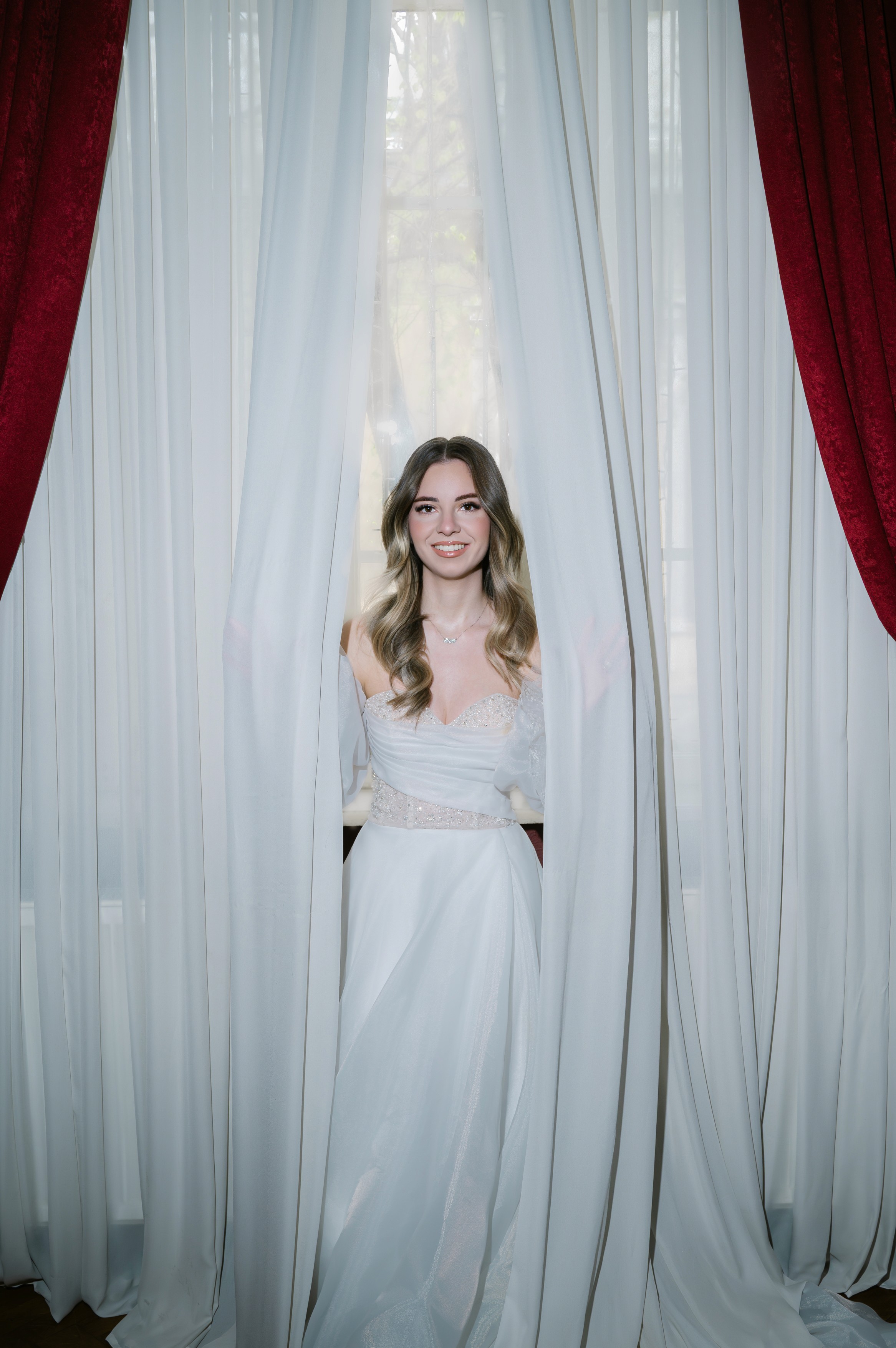 Mireasă în rochie albă cu mâneci lungi, poză naturală, fotograf nuntă Radu Iordan stil documentar