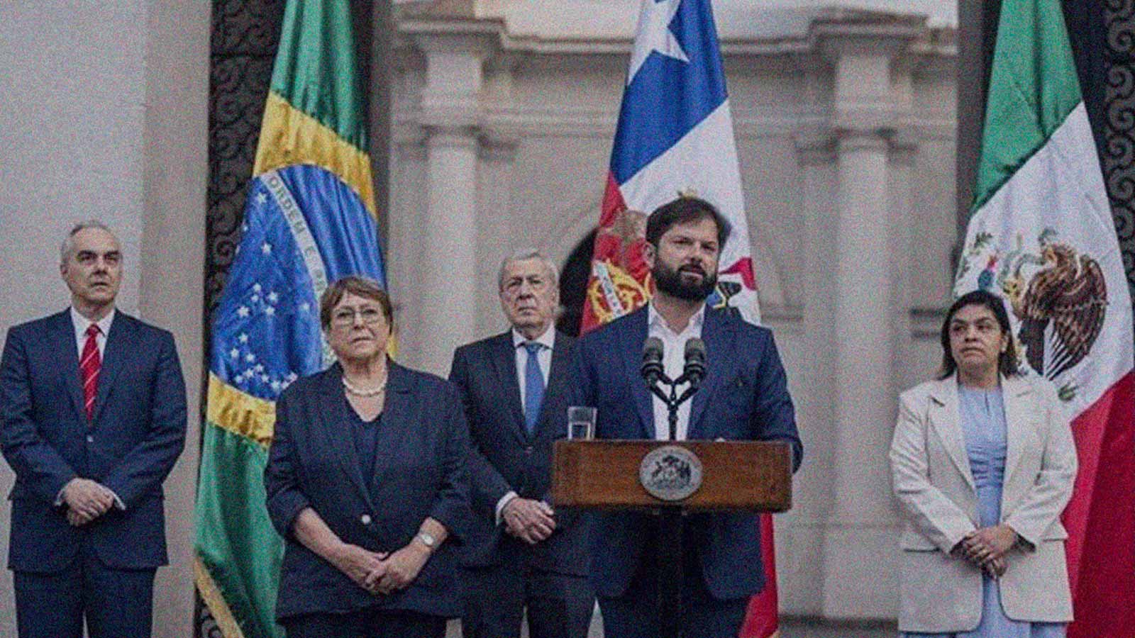 Foto del Presidente Gabriel Boric y la expresidenta Michelle Bachelet en La Moneda en la columna de opinión ¿Política exterior sin política de Estado? de IdeaPaís.