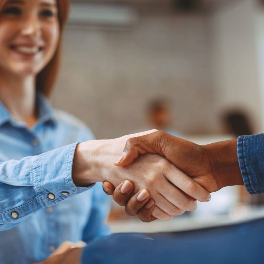 Bild von zwei Personen, die Händeschütteln