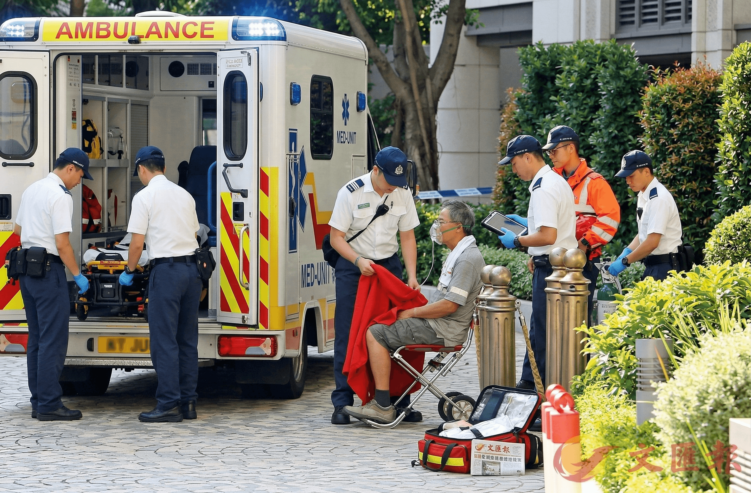 香港救護車與救護員於現場急救傷者，展示建築地盤工傷勞保及公眾責任保障。
