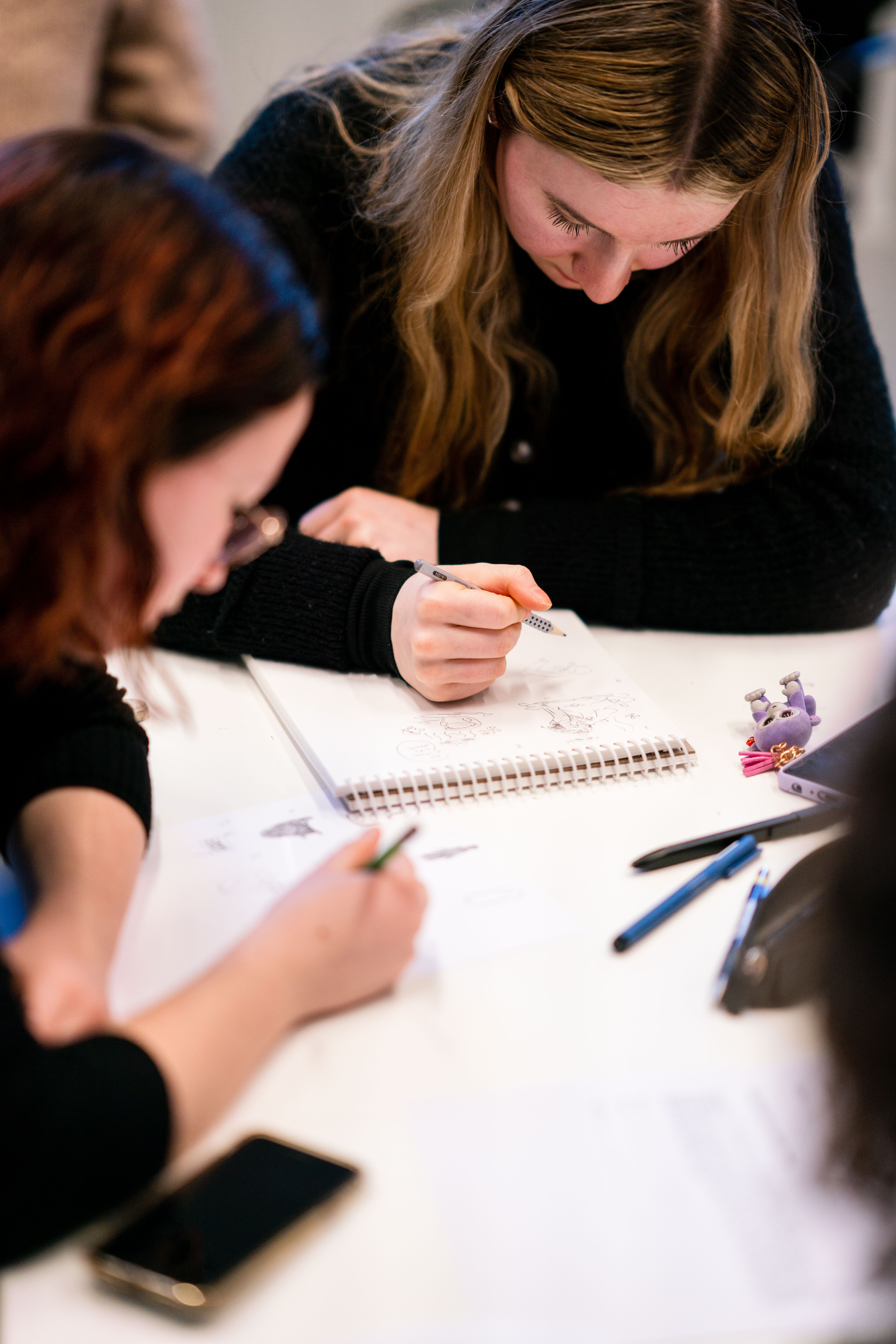Personer som tegner i workshop-setting