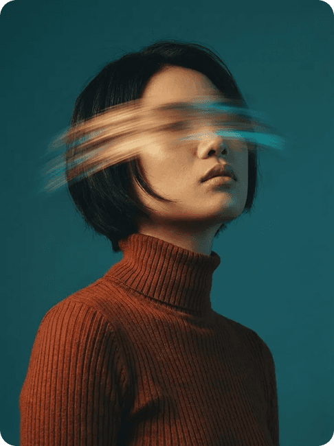 A women posing with motion blur on her eyes