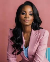 Charles Fradette, un homme souriant en costume bleu marine et chemise blanche, dégage confiance devant un arrière-plan.