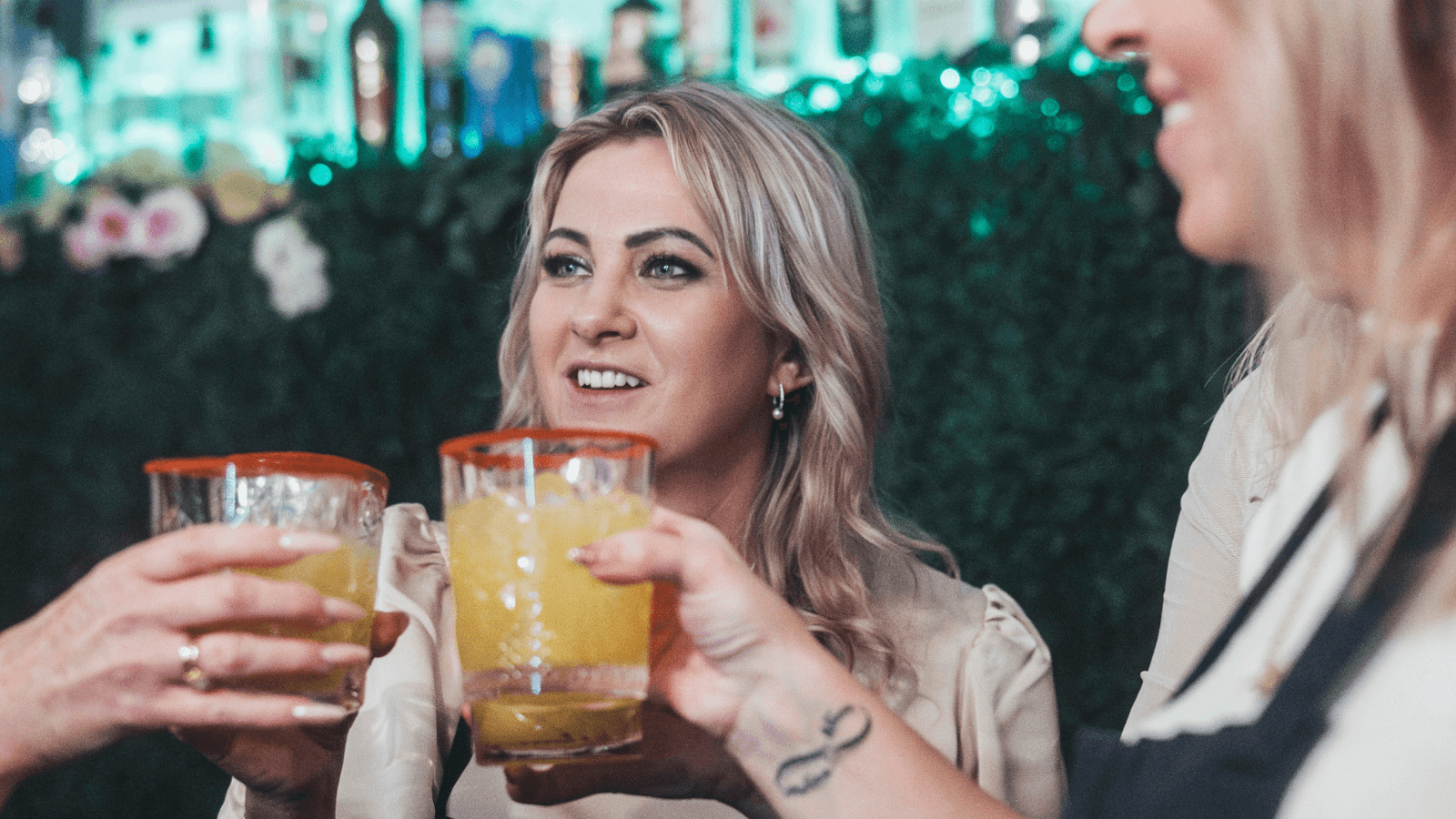 Gruppe genießt selbstgemixte Cocktails beim SAPOORI Einzelbucherkurs in Frankfurt in entspannter Atmosphäre.