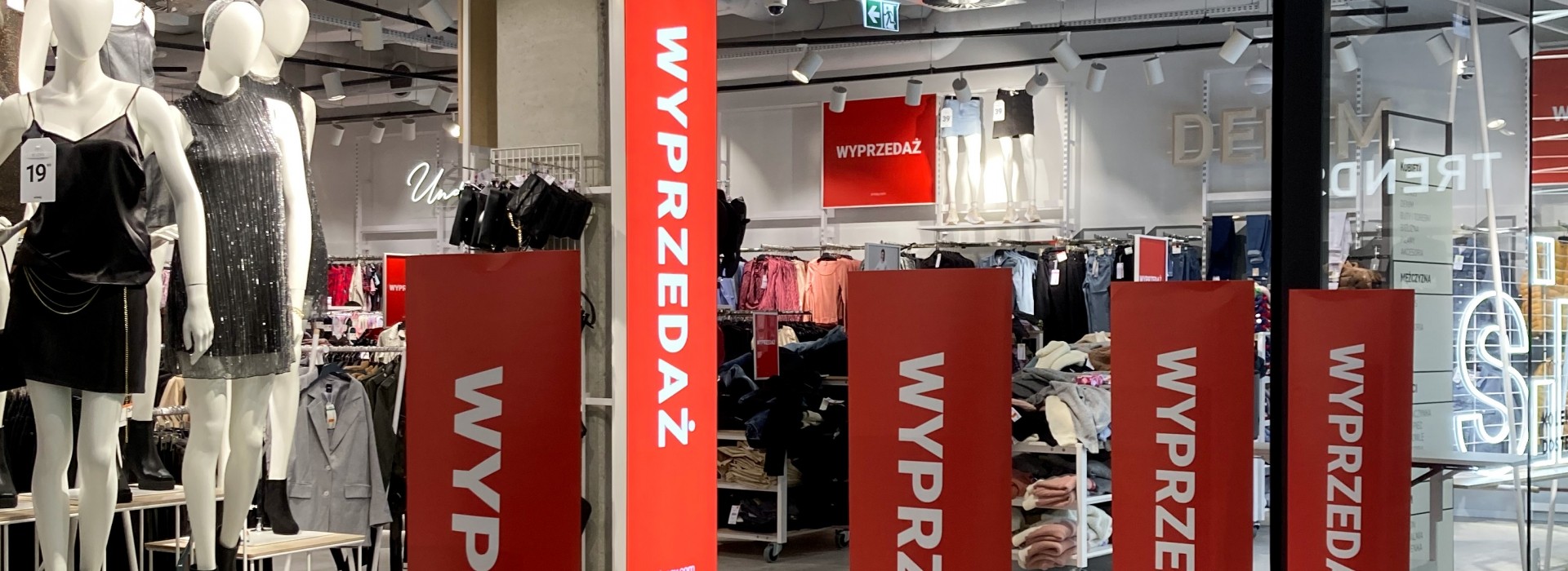 Elementy dekoracyjne-informacyjne salonów Sinsay