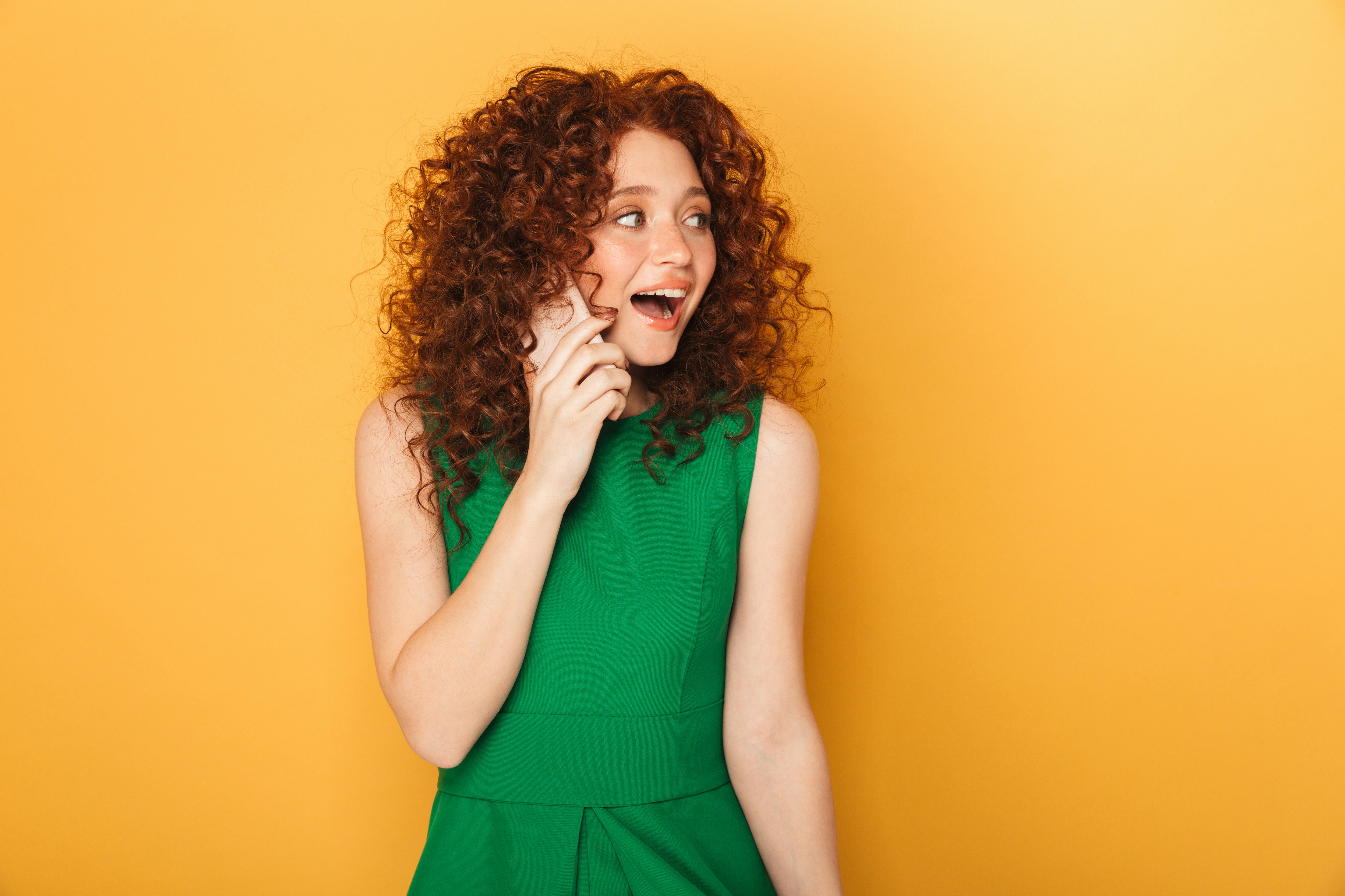 szczęśliwa kobieta, rozmawiająca przez telefon, współpracująca z praca international