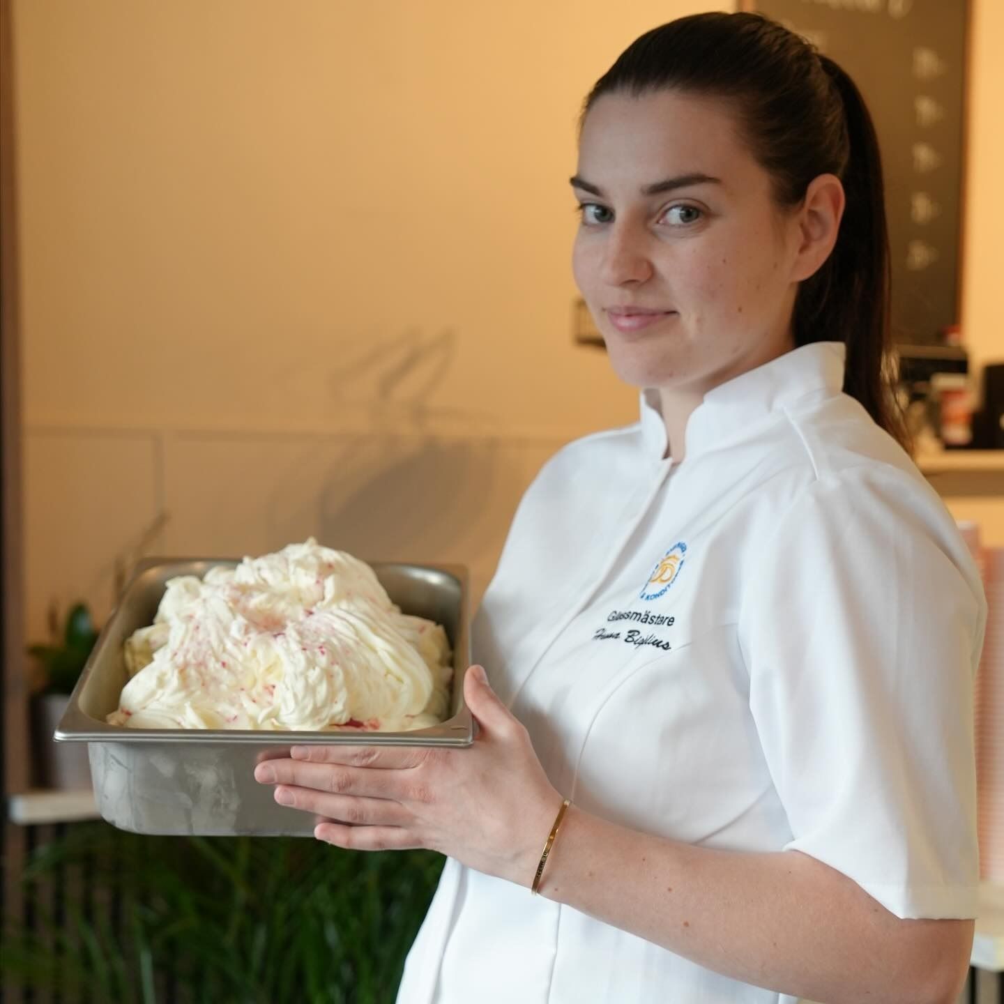 Hanna tillverkar gelato för hand i gelaterian