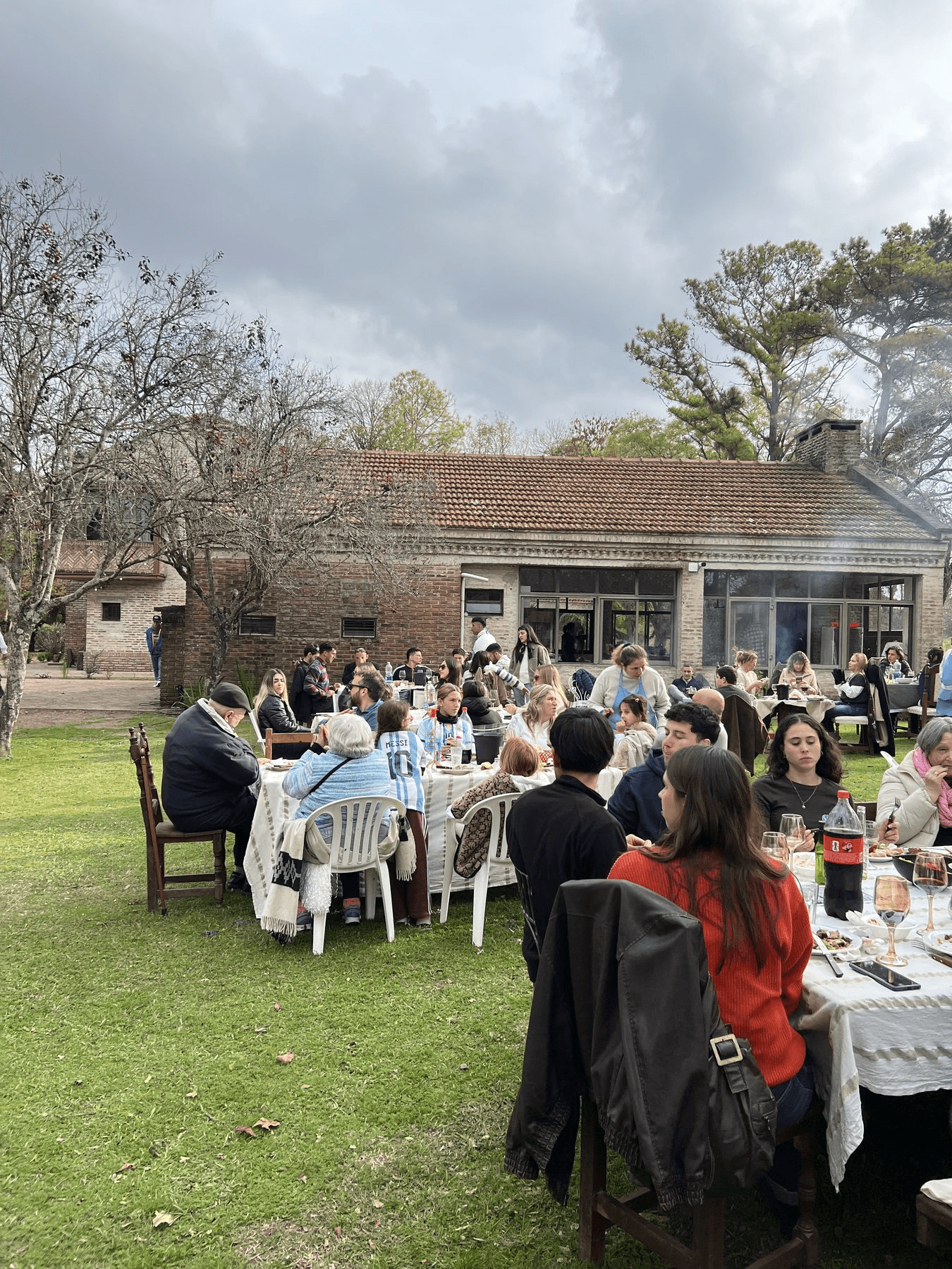 Mesas largas servidas en el parque de La Dorada, con la casona de fondo