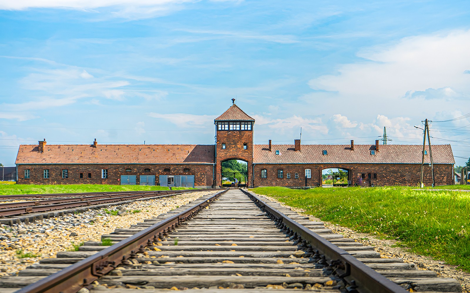 Jernbanespor fører til hovedporten af Auschwitz-Birkenau, Polen.