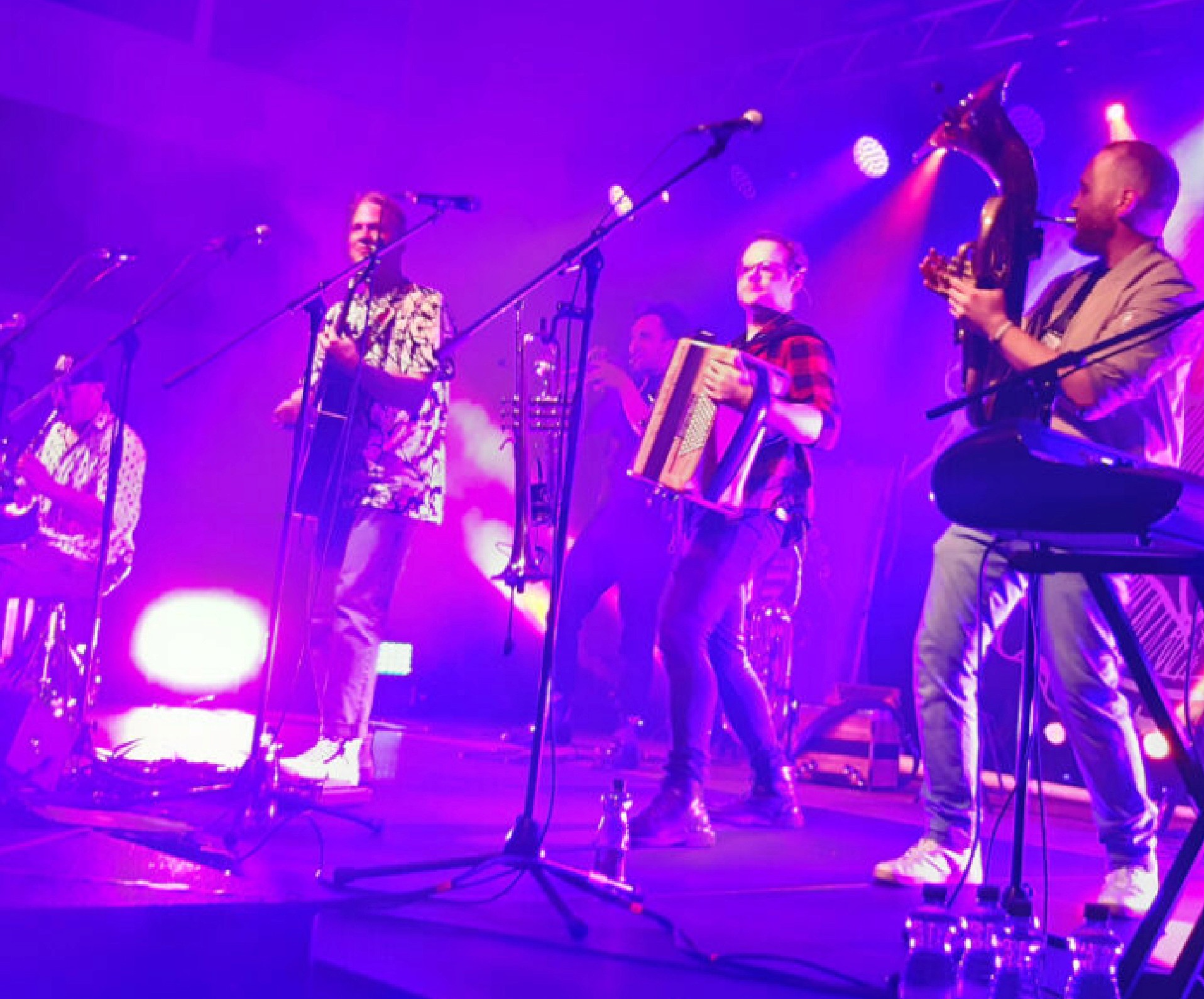 Konzertfeeling, Bühnenfotos, Menschen jubelnd