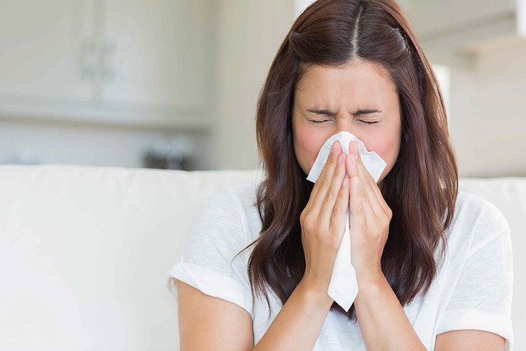 Bạn có thể sử dụng khăn giấy để lau mũi tránh ảnh hưởng tới dáng mũi