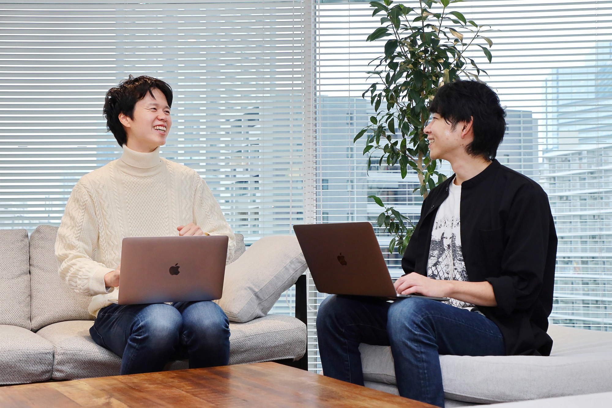 LeapWellメンバーがノートPCを囲んで議論する様子