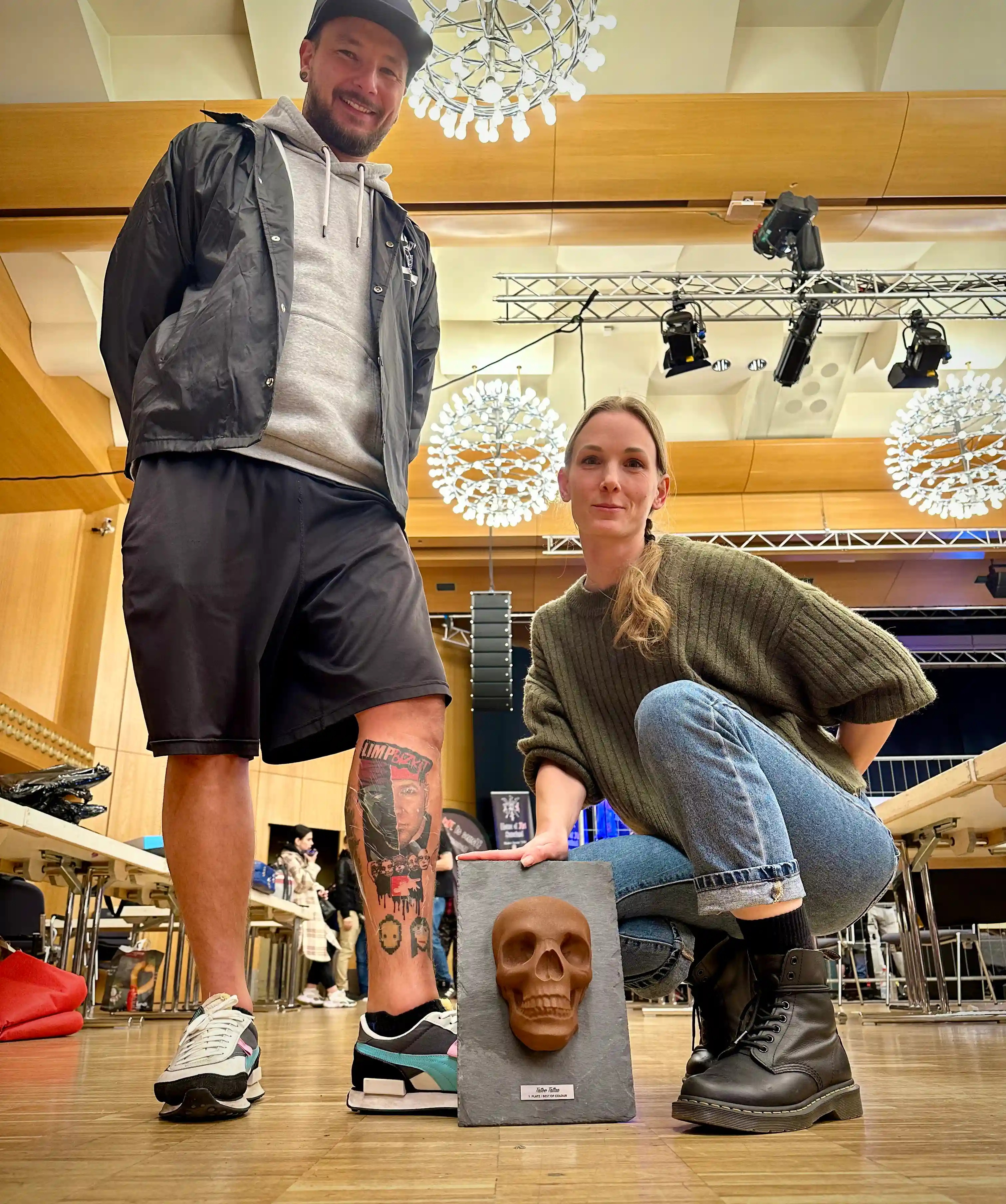Best of the Show ist die höchste Auszeichnung einer Convention: Sie wird über alle Kategorien hinweg vergeben — unabhängig von Stil, Technik und Größe der Arbeit.

Prämiert wurde ein großflächiges Bein-Projekt in Farbrealismus. Am selben Wochenende kam der erste Platz in „Best of Sunday" dazu.