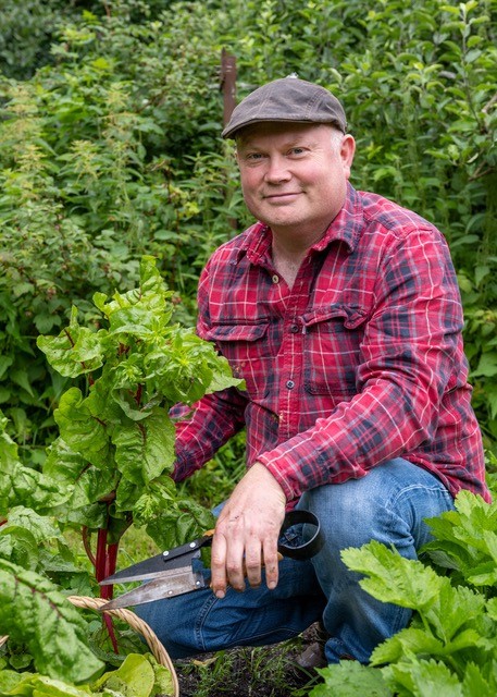 A man standing with Sufboard