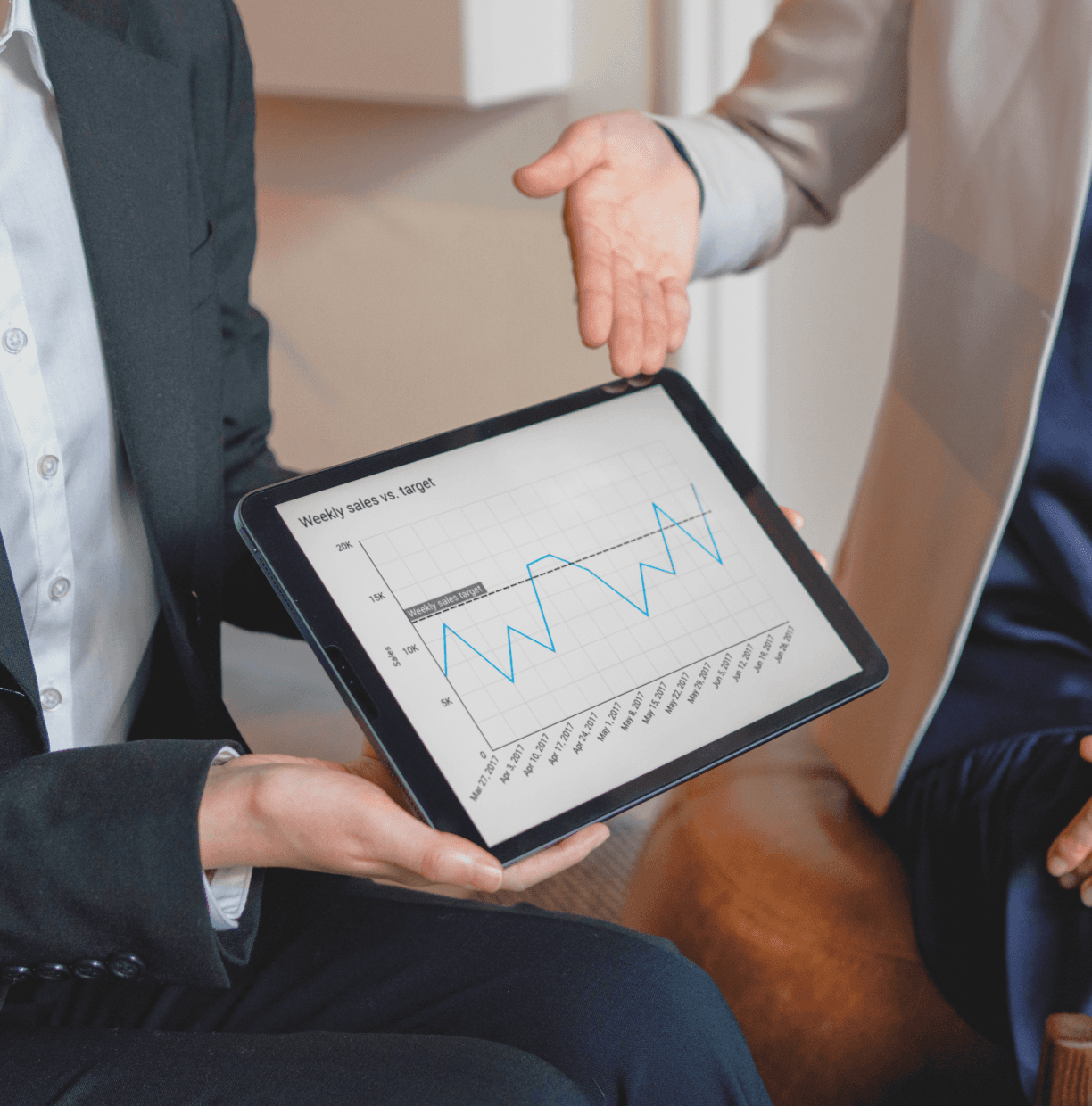 Inversor analizando gráficos de rentabilidad en una tablet, representando la gestión de inversión digital de Ratio.