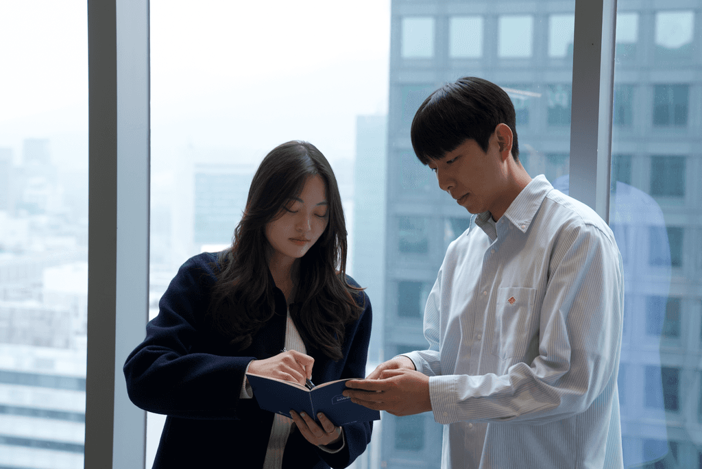 씨제이대한통운 더 운반 운임 절감을 위한 운송사 선정 체크리스트를 담당자가 노트북으로 검토하고 있습니다.