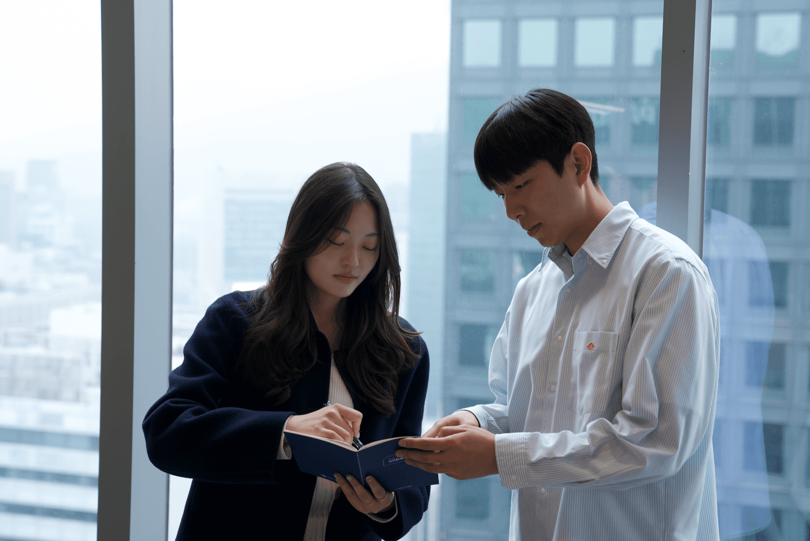 씨제이대한통운 더 운반 운임 절감을 위한 운송사 선정 체크리스트를 담당자가 노트북으로 검토하고 있습니다.