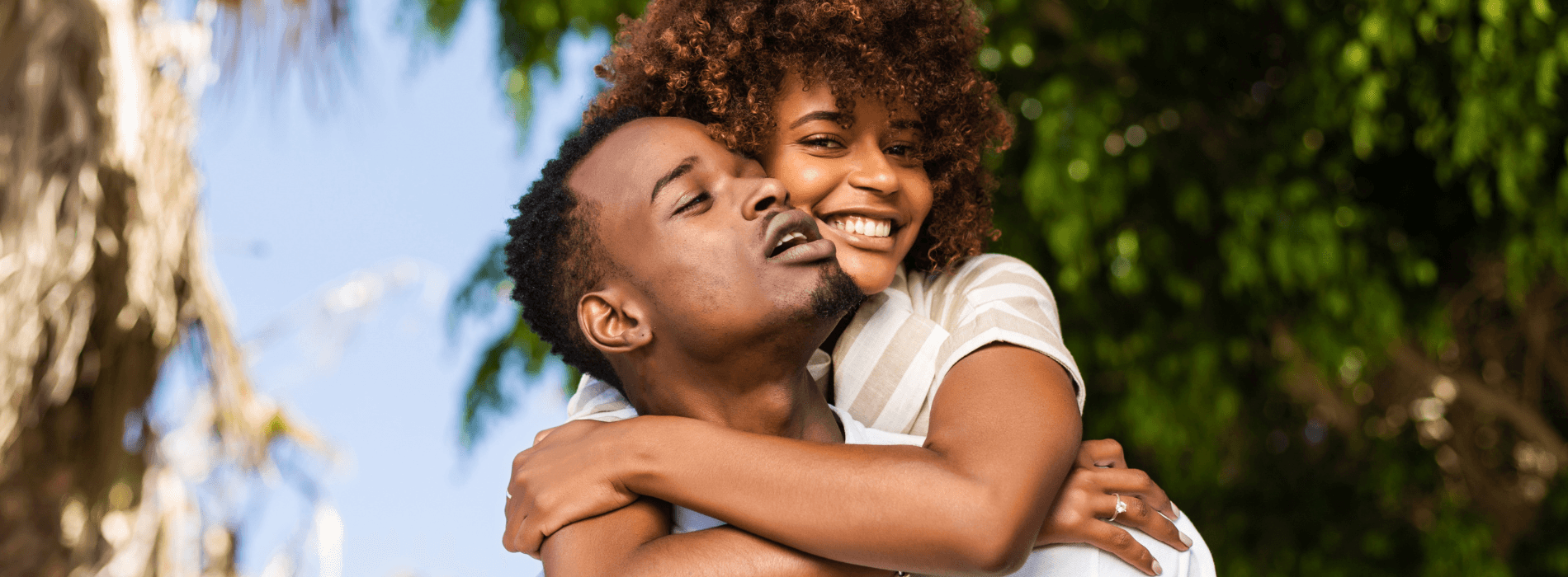 Couple noir qui s'enlace