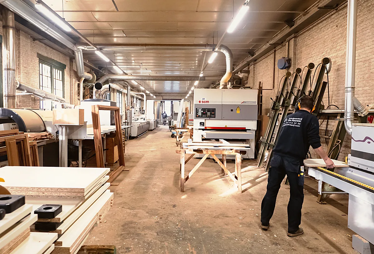 Schrijnwerker aan het werk in het atelier in Oostmalle