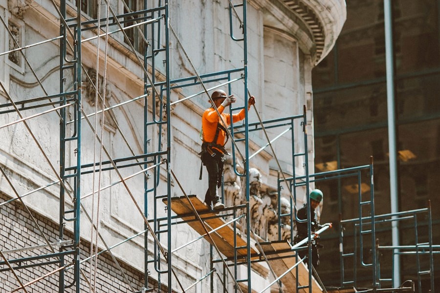 Arbeiter auf Gerüstleiter