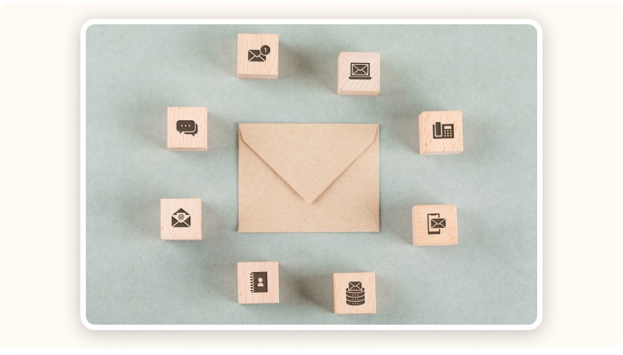 Illustration d’email marketing avec enveloppe entourée d’icônes de communication et données