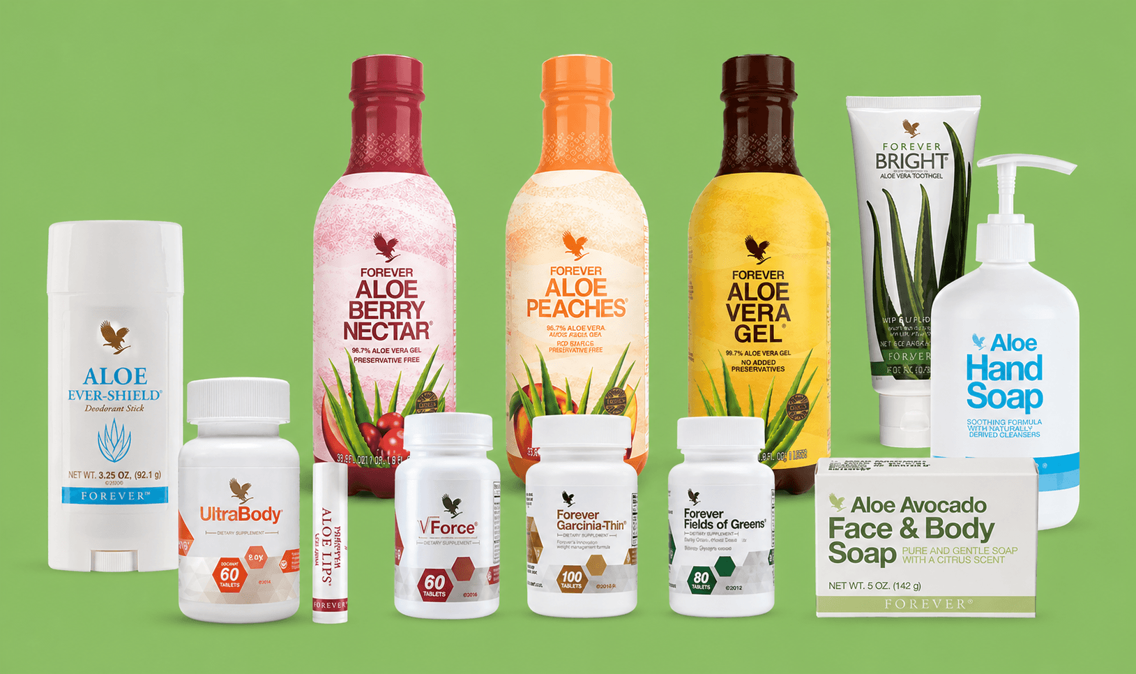 Linha completa de produtos Forever Living em fundo verde, incluindo as bebidas de Aloe Vera, suplementos como o UltraBody e itens de cuidados com a pele como a Aloe Heat Lotion.