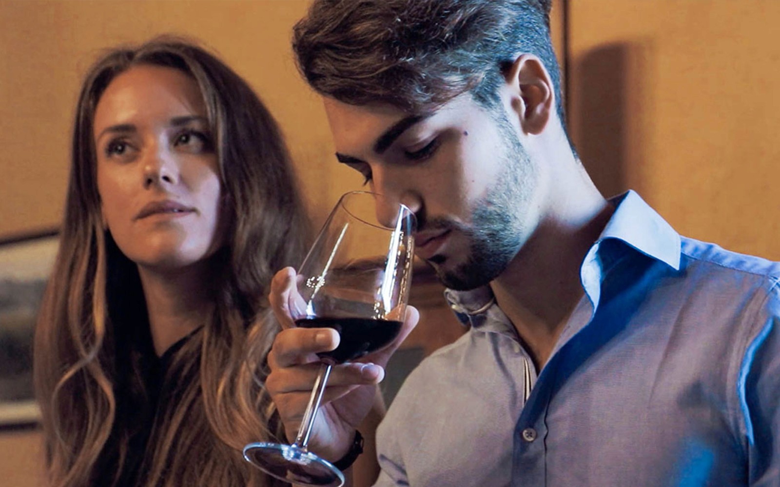 En mann smaker vin under VIP halvprivat Super Tuscan Wine Tour mesterklasse.