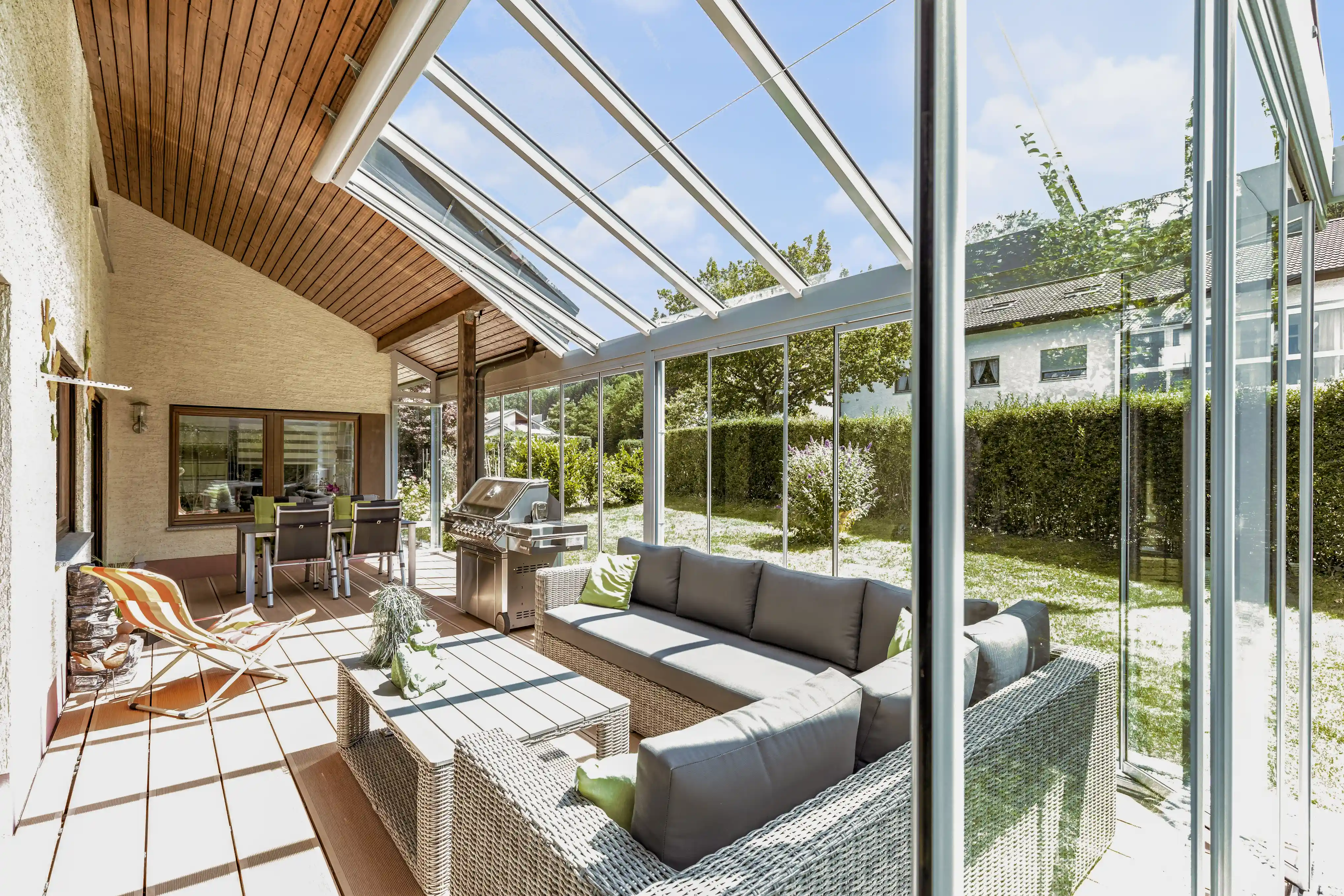 Kaltwintergarten an Altbau von innen mit Falt-Schiebe Wänden