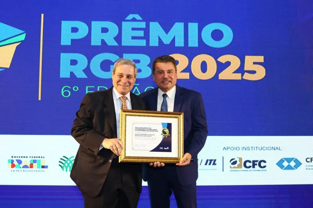 Dr. Jaques Reolon recebendo o Prêmio RGB 2025