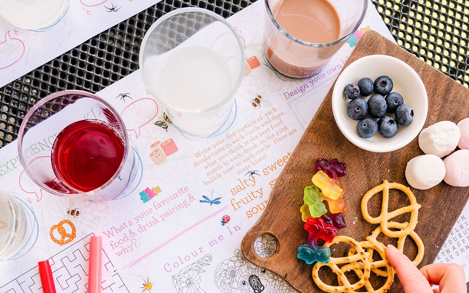 การจัดแต่งโต๊ะชิมไวน์พร้อมแก้วไวน์ บลูเบอร์รี่ เพรทเซล และเยลลี่ที่ Tulloch Wines Hunter Heroes