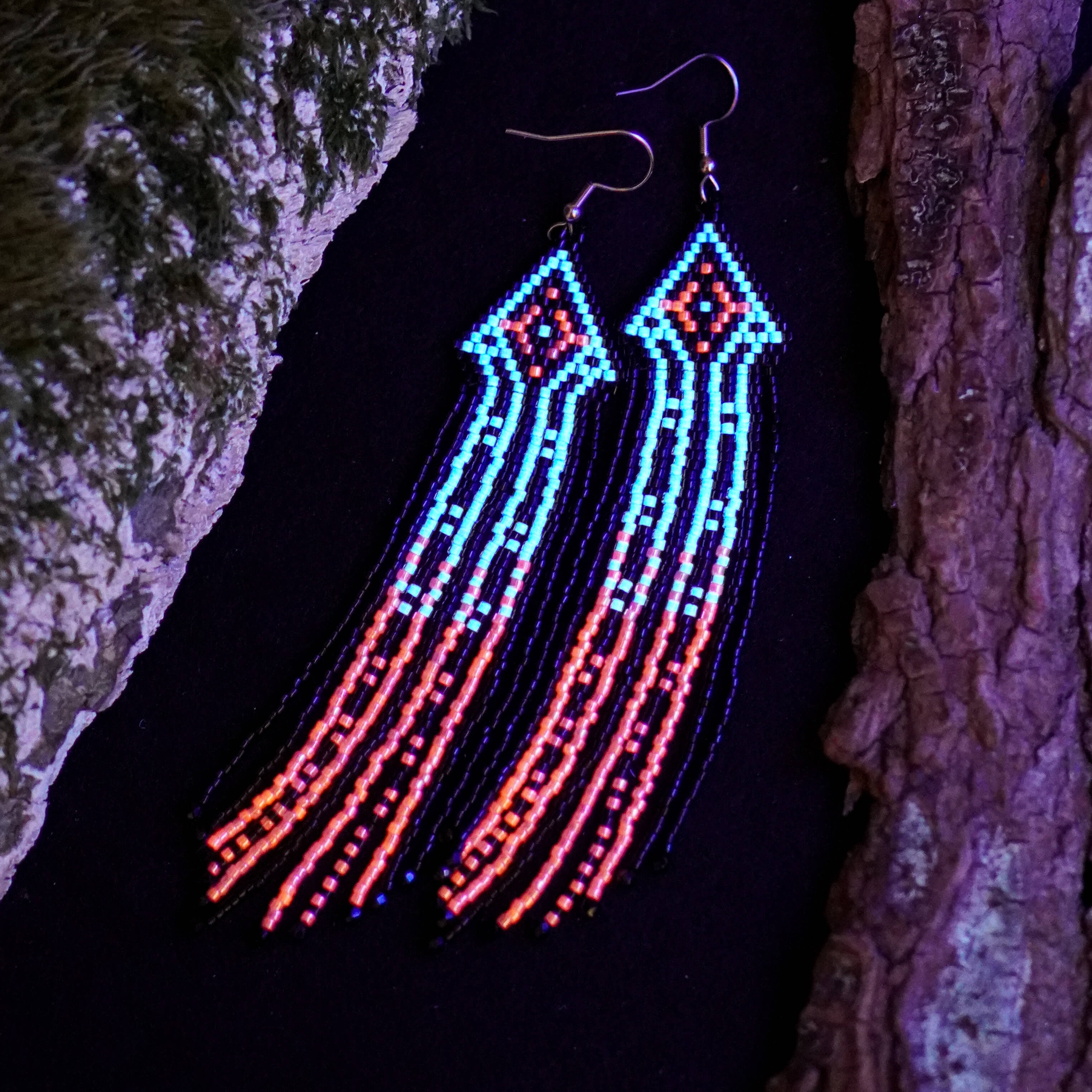 Kolczyki GENESIS w niebiesko pomarańczowym gradiencie, organiczna forma inspirowana energią początku i kosmiczną kreacją