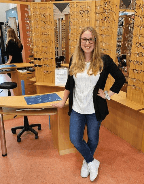 Sonja Hackenberger, Augenoptikerin bei Optic Augenblick, Expertin für moderne Brillengläser und Anpassung