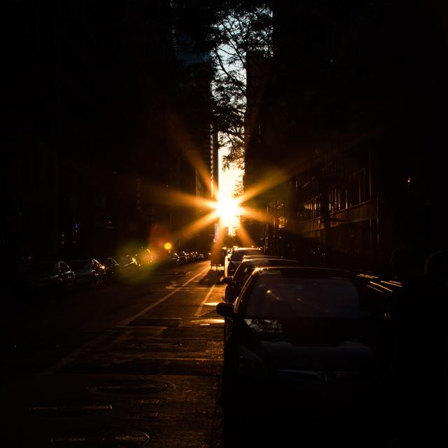 Coucher de soleil dans les rues de la ville